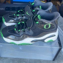 Nike Air Zoom Oregon Ducks Black Green. Size 8.5