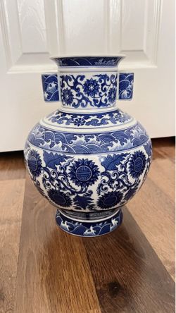 Vintage Kinmen Hongbo Blue & White Porcelain Double-Handled Vase – Made in Taiwan