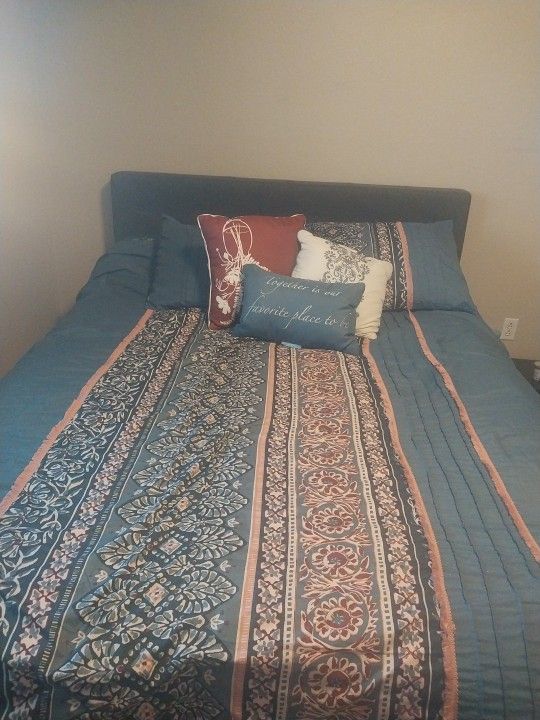 Full Size Bed Mattress, Sheets Comforter, Pillows