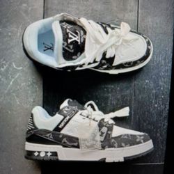 Lv Sneakers Size  9