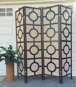 Four panel hinged privacy screen