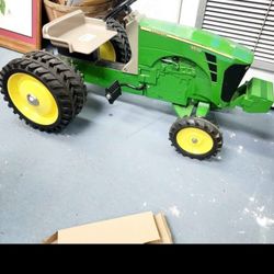 Metal John Deere Tricycle  Mint Condition