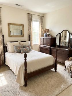 For Sale: Vintage Mahogany 3-Piece Bedroom Set with Pineapple Post Bed & Vanity
