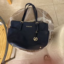 Michael Kors leather purse . Navy blue 