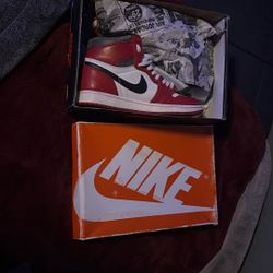 Air Jordan 1  Retro High OG Chicago Lost and Found 