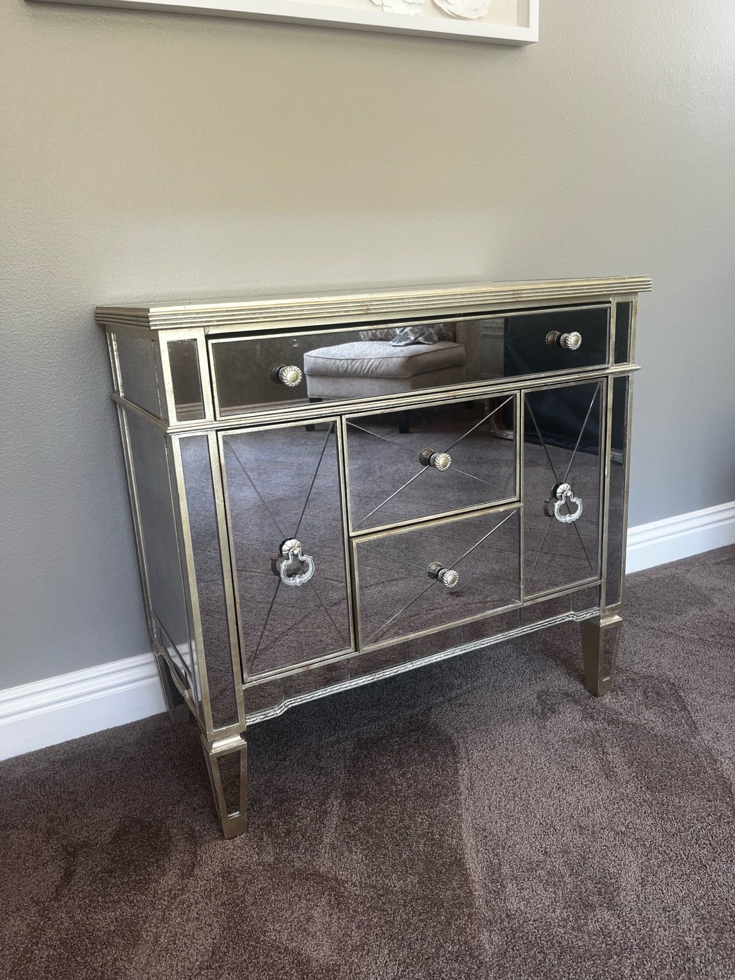 Elegant mirrored accent cabinet/glam Hollywood Regency style