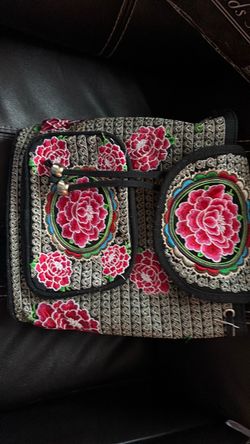 Backpack with foral design with pockets and adjustable straps