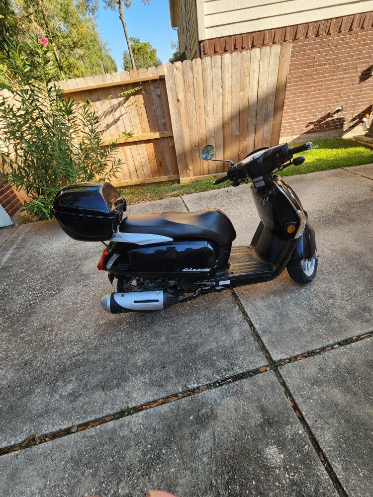 Black Scooter 200i   Kymco  2011 Yesr Model Fully Automatic 
