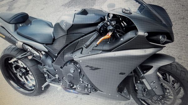 Black-2008 yamaha r1