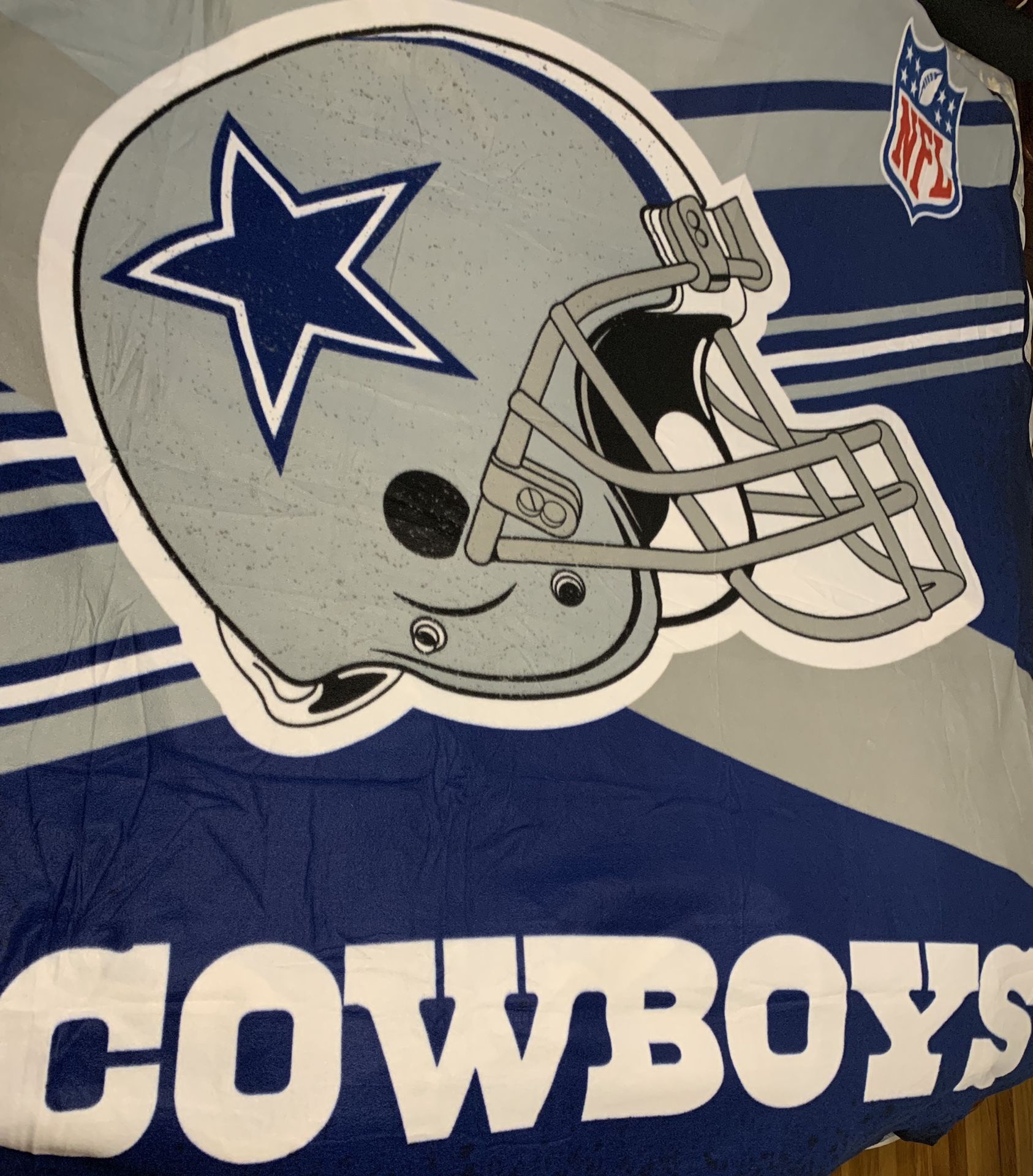 BRAND NEW COWBOYS BLANKET New Cowboys Blanket; really soft and cozy. Measures: 5 Ft 9 In x 6 Ft 9 In - Fits the top of a King Size Bed Makes a great