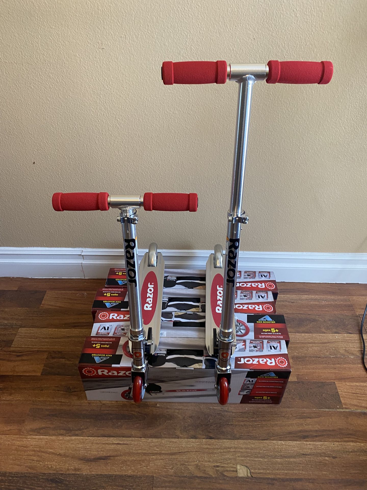 RAZOR SCOOTER BRAND NEW IN BOX π©π©πΆ