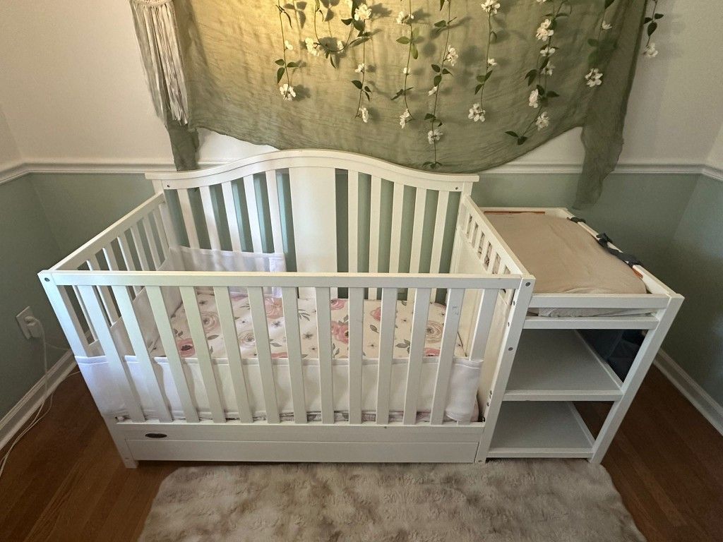 Graco Solano 5-in-1 Convertible Crib and diaper Changer with matress and changing pad, sheets, bumper and diaper caddy organizer