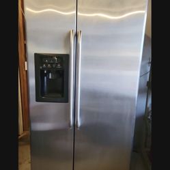 GE Refrigerator With Ice And Water Dispenser