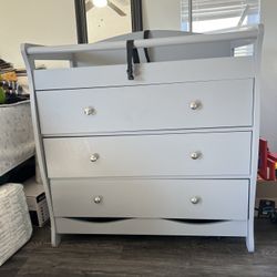 Dresser With Changing Mat And Drawers 