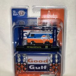 🔥M2 Machines 1967 Dodge A100 Panel Van Gulf – Diecast with Display & Accessories🔥