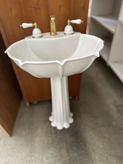 Pedestal sink