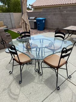 Glass table 53 inc with 4 chaires