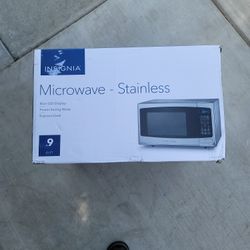 Insignia Microwave .9 Cube  900 Watt
