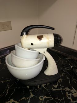 Vintage Sunbeam Mixmaster 12-Speed Stand Mixer Model 01960 with Accessories  for Sale in Tacoma, WA - OfferUp