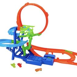 Hot Wheels Toy Car Track Set, Stunt Track Mid-Air Crash with 1:64 Scale Die-Cast Toy Car, Motorized Booster for Non-Stop Stunting & Racing