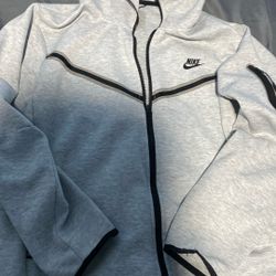 Grey nike tech   size S !!broken zipper!!