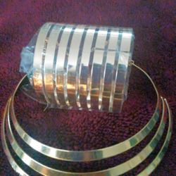 Unique design Ladies Bracelet and Necklace, Gold Plated.