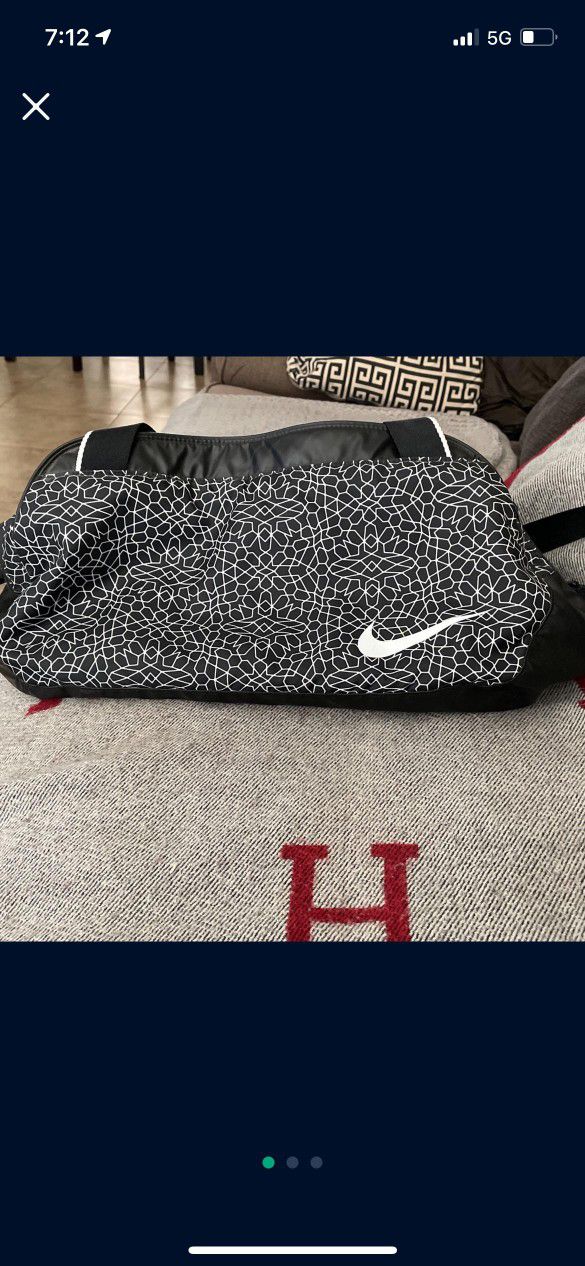 Nike Sports Handbag Condition 9/10 Asking 35$ Pick Up Only Phoenix Area