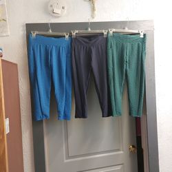 Honey Comb Capris 10% Spandx Two Cell Phone Pockets