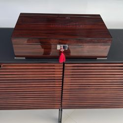 Elegant Humidor + 30 Premium Cigars + 4 Miniature Tins