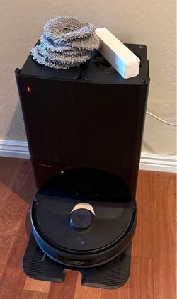 3 - Roborock Qrevo robot vacuum/mop and self refilling dock. Pickup Happy Valley/67th Ave