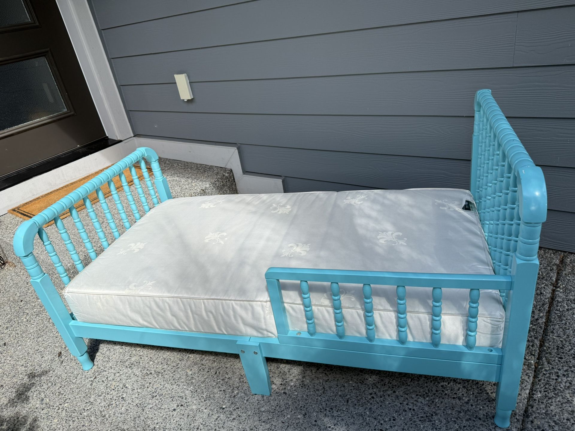 Jenny Lind Toddler Bed with Stearns n Foster Mattress