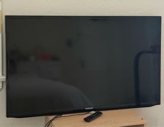 40” Samsung TV and Remote (no stand)