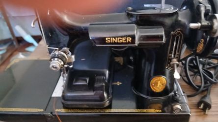 Antique sewing machine.. working in mint condition.  Priced to sell...