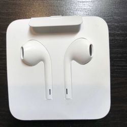 Apple EarPods with Lightning Connector w/ Remote and Mic