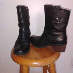 Women's 9.5 Tevas Mid-Calf Boots
