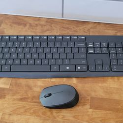 Like New LOGITECH wireless Keyboard And Mouse Set