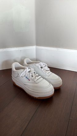 Women’s 8.5 Reebok Platform Shoes