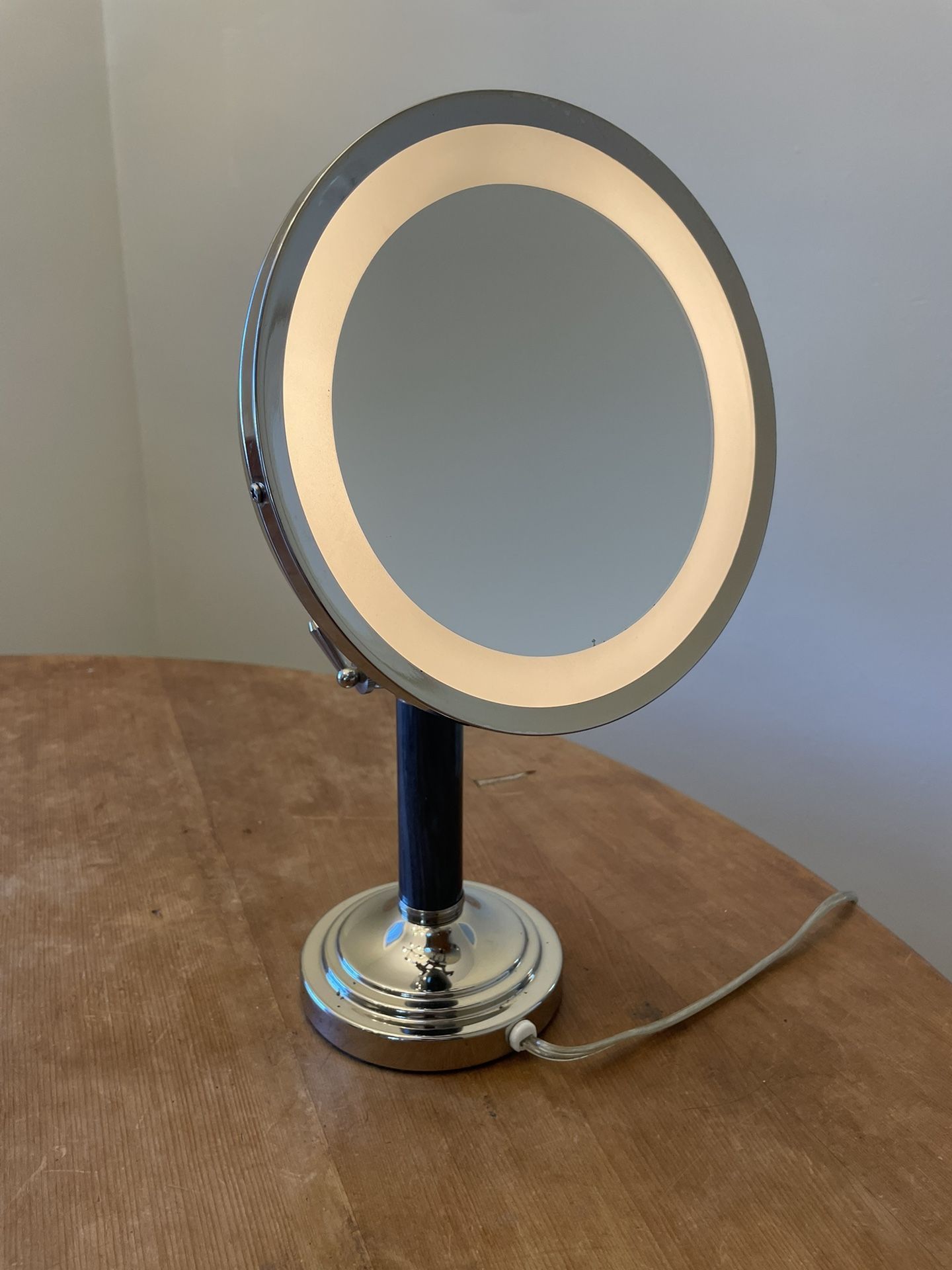 Lighted Vintage Vanity Mirror