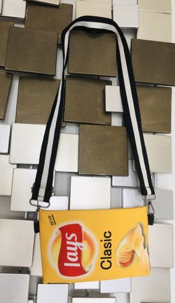 Brand New Crossbody with internal pocket (9” by 6 “) Cartera Nueva sin usar con cremallera y bolsillo interno