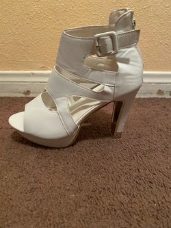 White hollowed-out peep-toe sandals