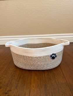 Woven Dog Or Cat Bin **BRAND NEW**