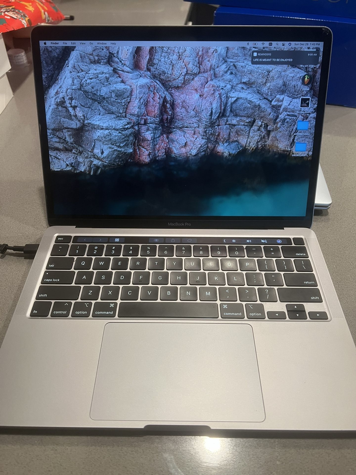 MACBOOK PRO