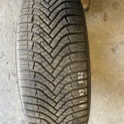 One like new tire 225 65 17