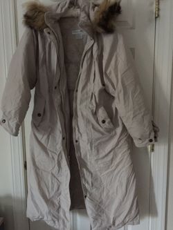 Super warm. Women long heavy down coat size PL only used couple of time. Excellent condition very soft.