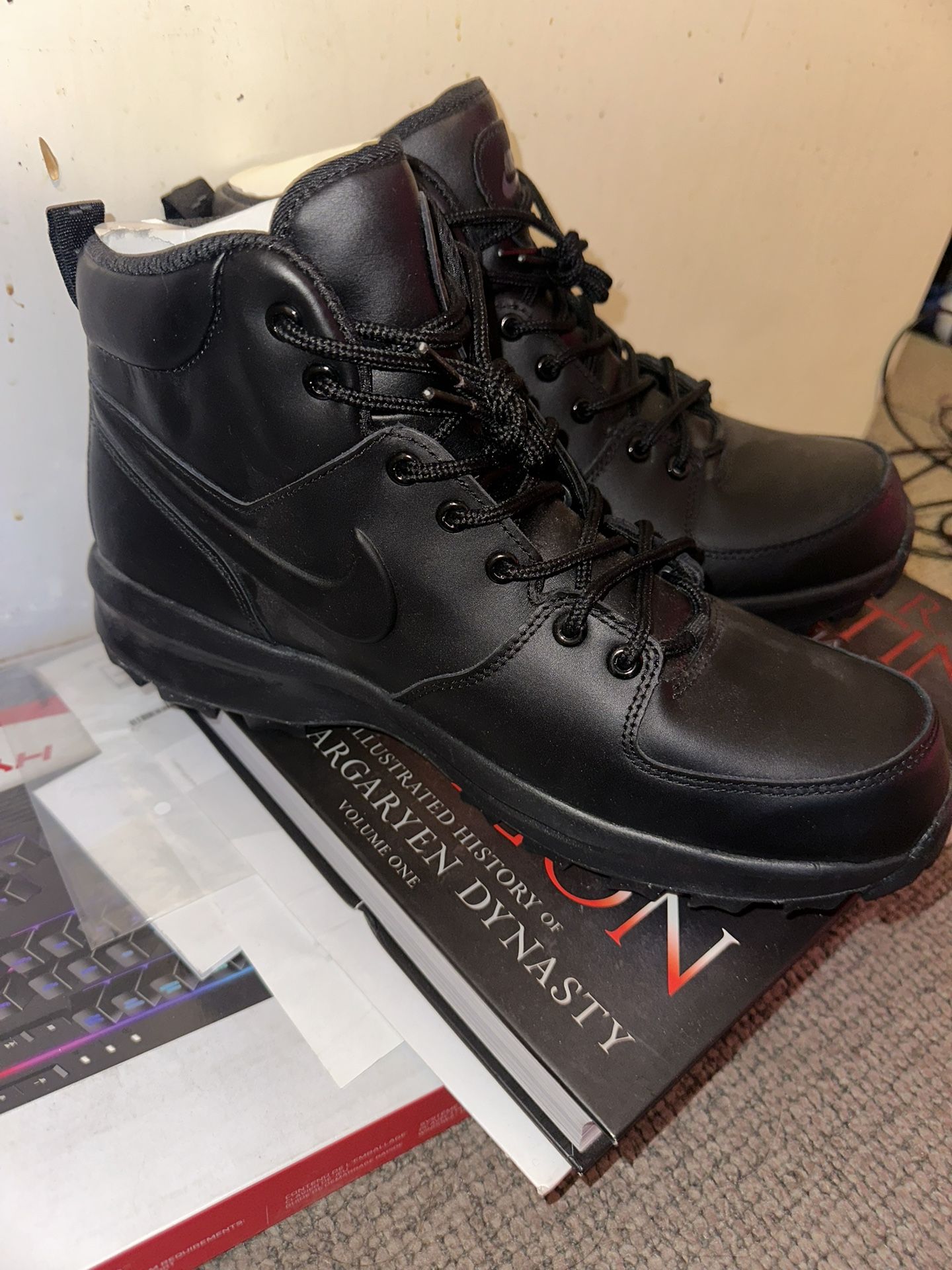 (new) Nike Boots Size 11