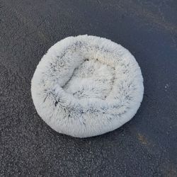 SUPER FLUFFY PET  BED 26IN WIDE