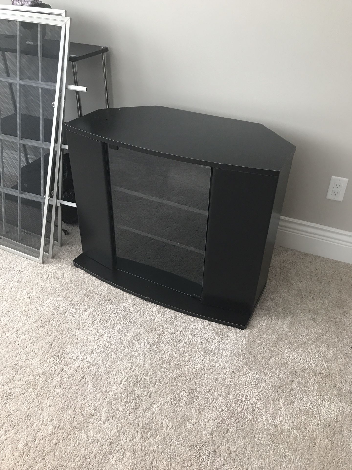 TV stand with magnetic closing compartments