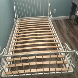 Twin Size White Metal Bed Like brand New!!!  Excellent Condition 