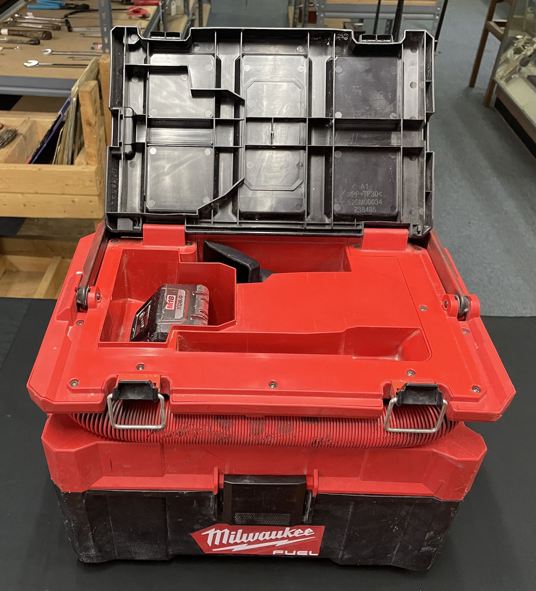 Milwaukee 18V Wet/Dry Vacuum w/6.0Ah Battery