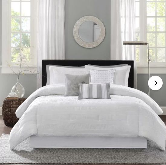 NEVER OPENED: Queen Bed Comforter Set with Accent Pillows